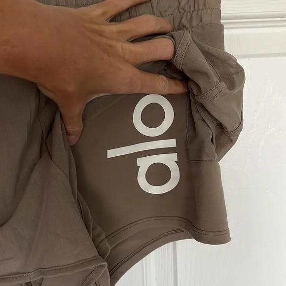 Alo Yoga | shorts - Picture 2 of 4